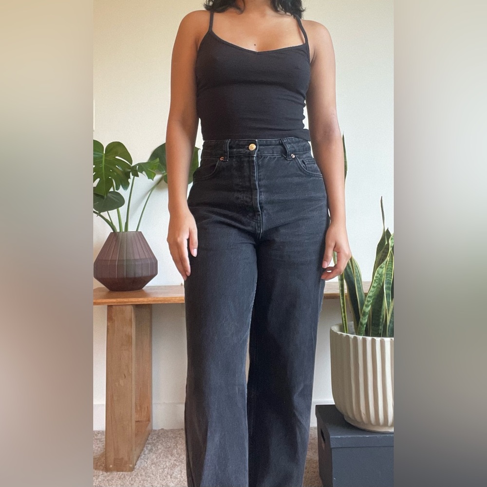 Black top. Model 5’0”- 110lbs for reference